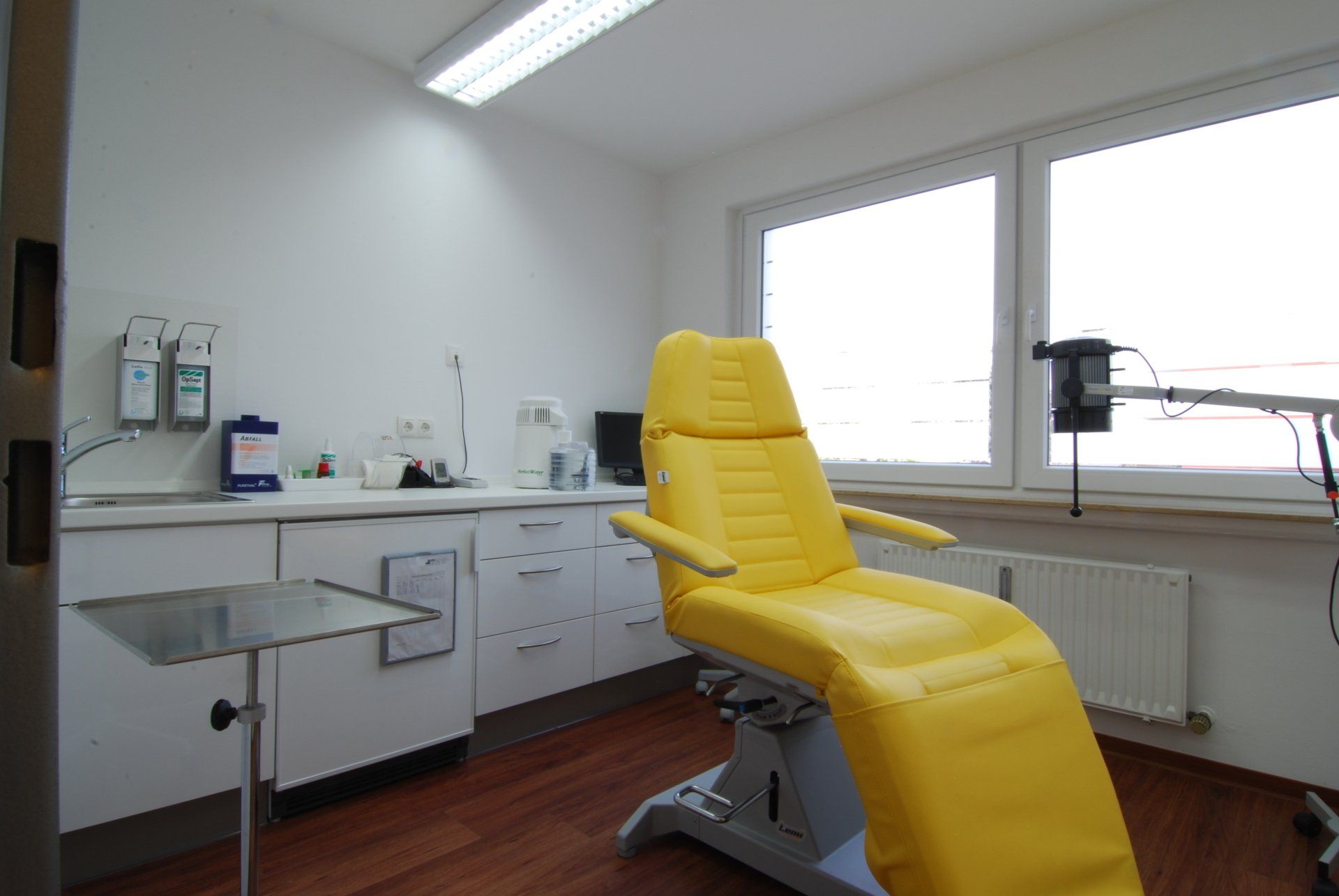 Behandlungsraum mit gelber Liege